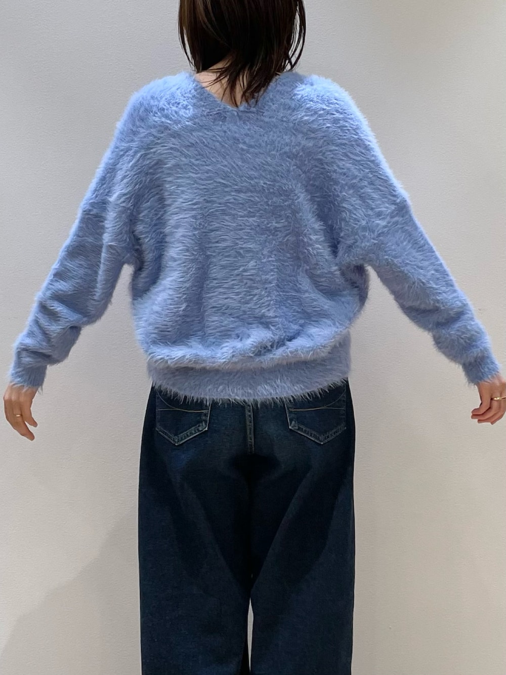 ブルー系のデニムパンツ、ブラック系のローファー、ブルー系のカーディガン/ボレロを着用したレディースの秋コーディネートの4枚目の写真