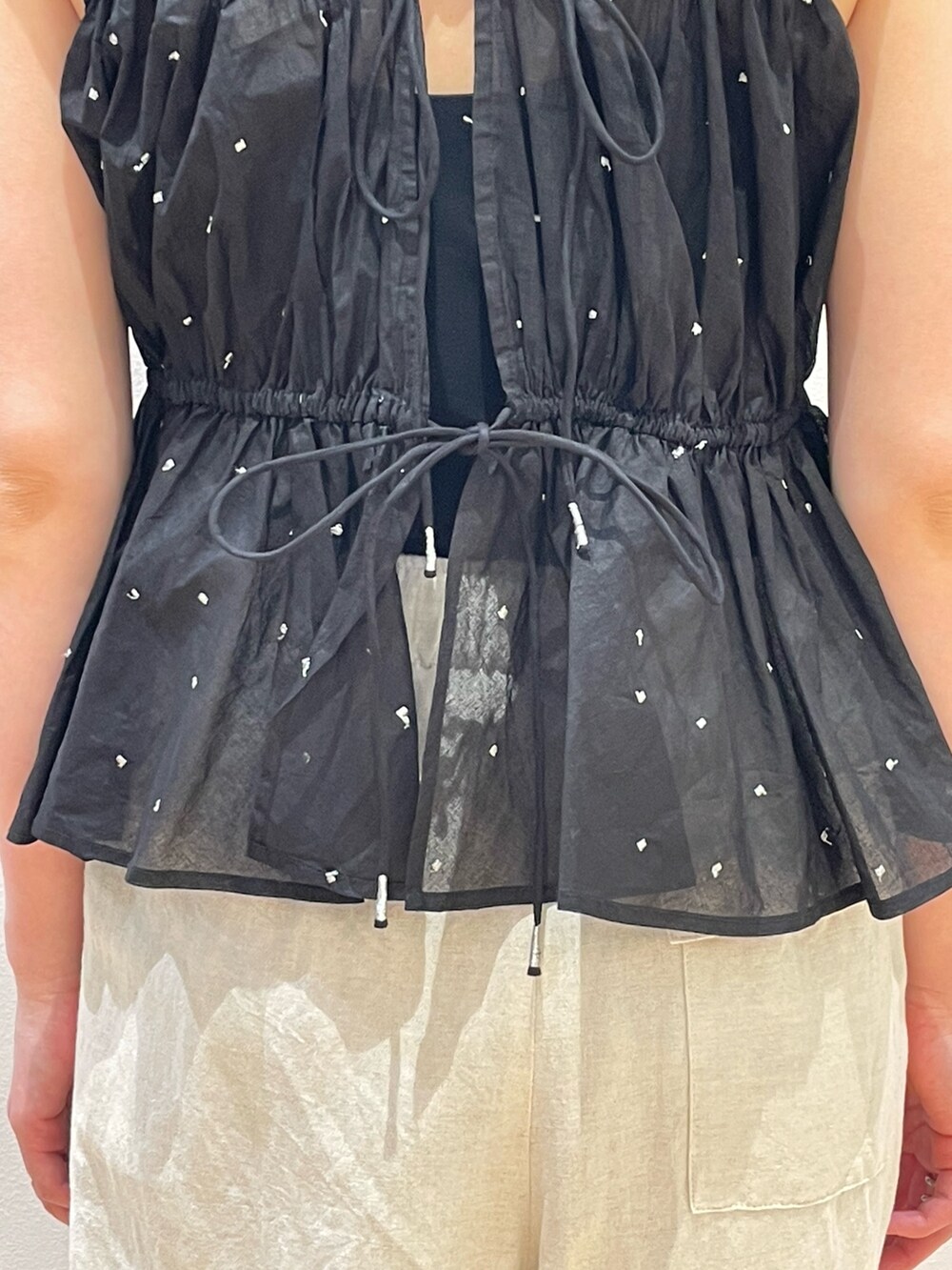 「サンダル、大人可愛い、夏服コーデ、パンツコーデ、ママファッション、オトナカジュアル、レイヤードスタイル、デートコーデ、シアートップス、ドット、ドット柄、ドットブラウス、白ワイド、パンツ、パンツスタイル」｜「Rouge vif Annaのシルバードット刺繍ペプラムブラウス（シャツ/ブラウス、ブラック系）」を使った、ひかりさん（骨格ストレート・レディース・162cm）の夏コーディネートの7枚目の写真