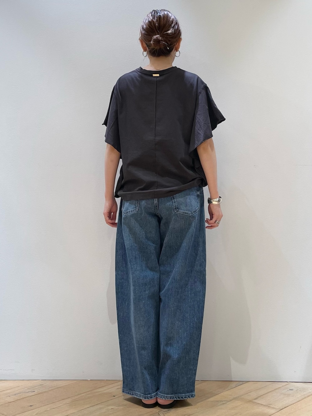 「デニム、ロゴT、休日スタイル、テーマパークコーデ、シンプルコーデ、夏コーデ、夏服、大人カジュアルコーデ、楽チンコーデ、シンプルスタイル、お洒落さんとつながりたい、大人女子、ママコーデ、30代コーデ、ママファッション」｜「NICOLAS LAINASの【NICOLAS LAINAS/ニコラスライナス】レザーメタリックトングサンダル（サンダル、シルバー系）」を使った、ひかりさん（骨格ストレート・レディース・162cm）の夏コーディネートの4枚目の写真