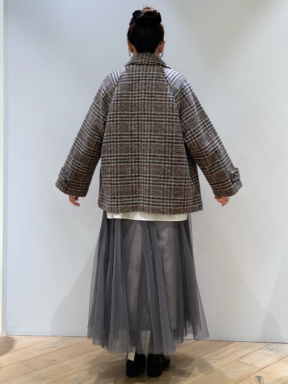 その他のピーコート、ホワイト系のシャツ/ブラウス、ブラック系のショルダーバッグを着用したレディースの冬コーディネートの5枚目の写真