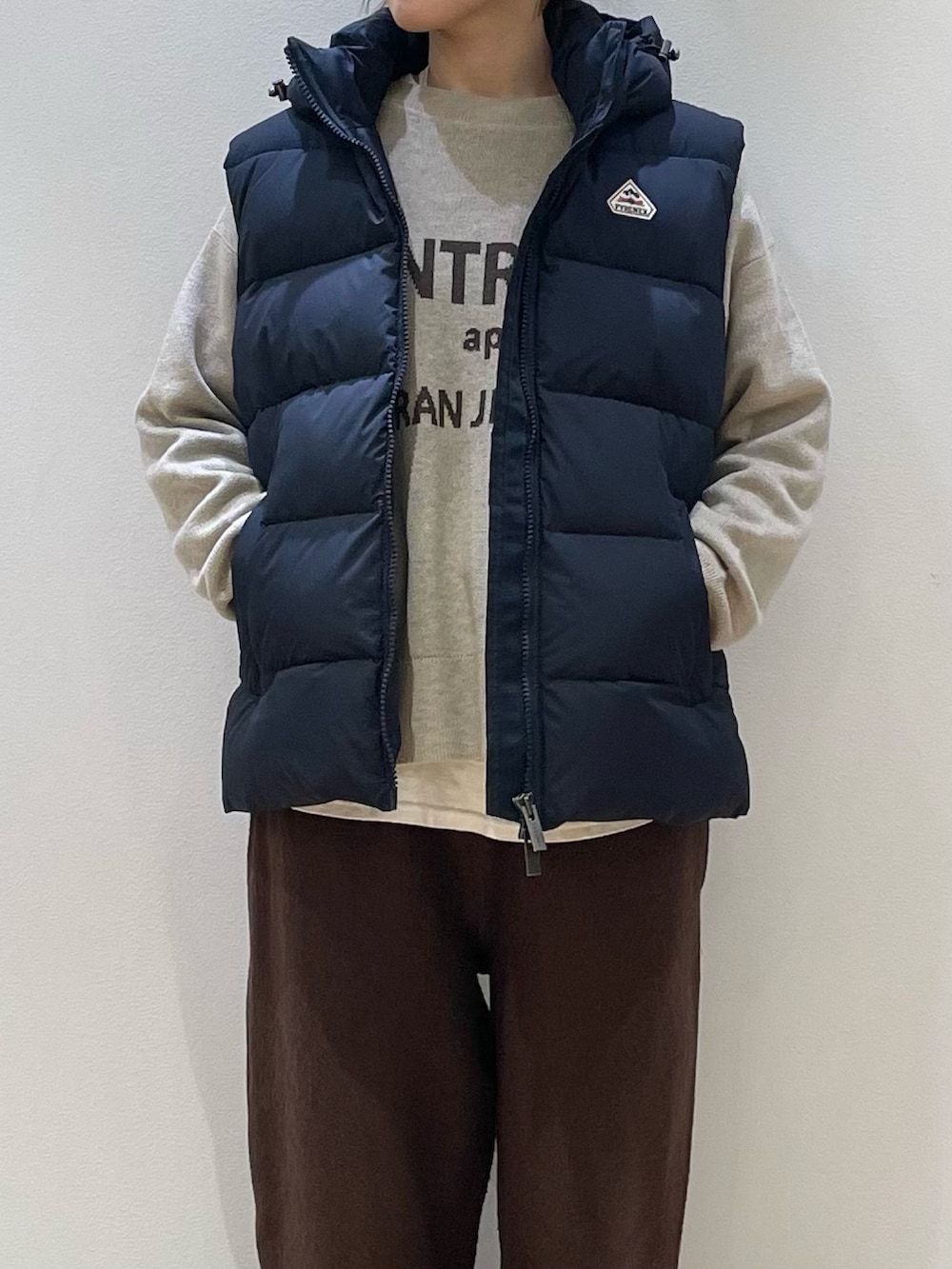 ベージュ系のトートバッグ、ブラウン系のその他パンツ、ベージュ系のニット/セーターを着用したレディースの冬コーディネートの5枚目の写真