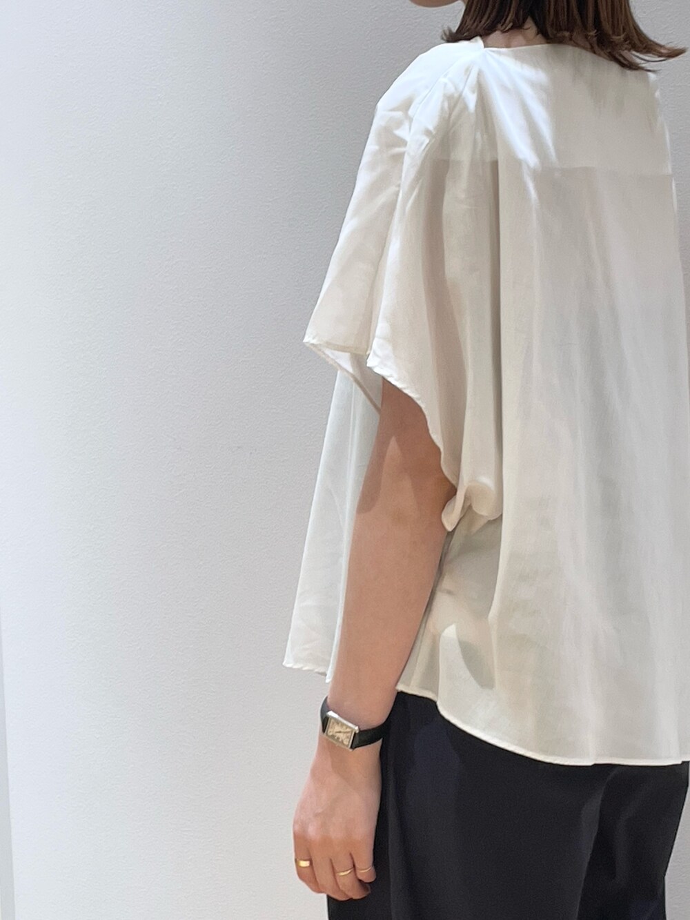 「夏服、大人可愛い、シンプルスタイル、オトナ女子、30代コーデ、キレイめ、大人カジュアルコーデ、シアー、リラックスパンツ、ブラウス、アシンメトリー、シアートップス、Rouge vif la cle(Rouge vif la cle)、オフィスカジュアル、ママコーデ」｜「Rouge vifの【ロングセラー】NEW イージー ワイドパンツ（その他パンツ、ブルー系）」を使った、ひかりさん（骨格ストレート・レディース・162cm）の夏コーディネートの8枚目の写真