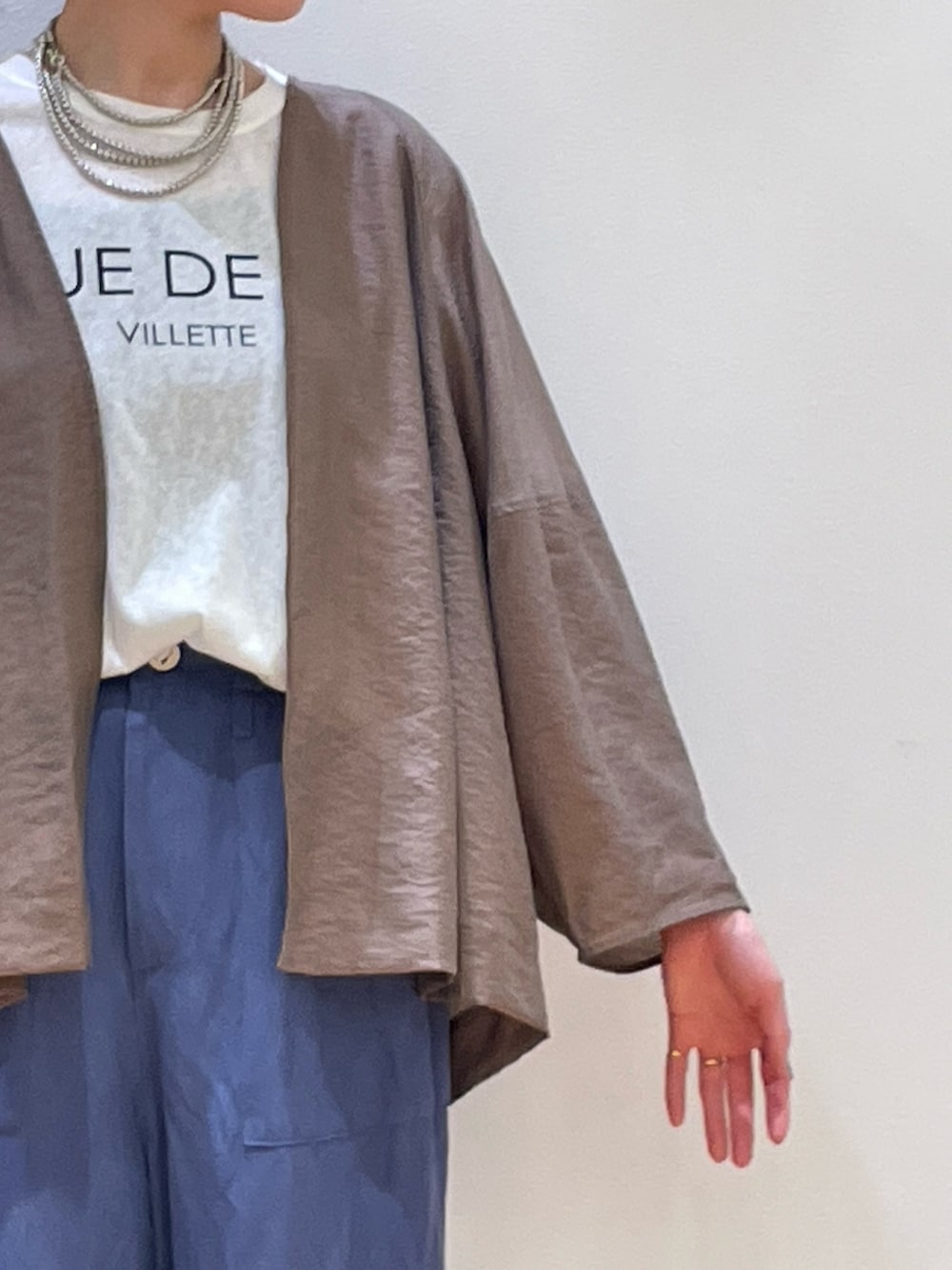 「夏コーデ、白Tシャツ、きれいめカジュアル、オトナ女子、楽チンコーデ、大人カジュアルコーデ、30代ファッション、30代コーデ、ママコーデ、ママファッション、シアートップス、ワイドパンツ、カラーパンツ、大人カジュアル、Rouge vif la cle(Rouge vif la cle)」｜「Rouge vifのスーパーロングネックレス（ネックレス、シルバー系）」を使った、ひかりさん（骨格ストレート・レディース・162cm）の夏コーディネートの8枚目の写真