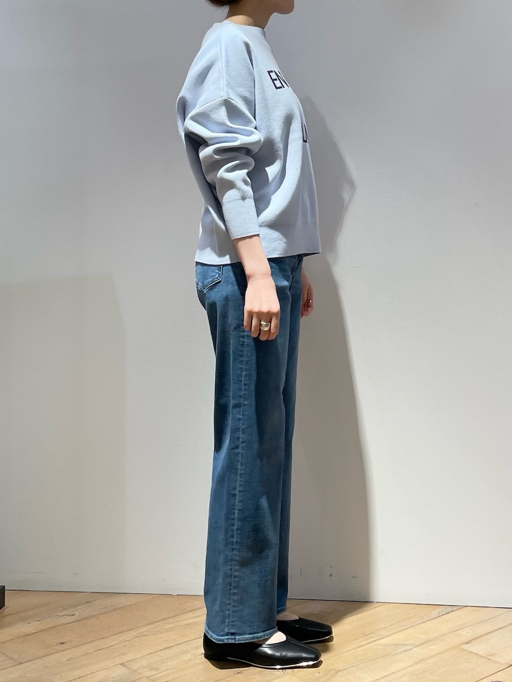 ブラック系のパンプス、ブルー系のトートバッグ、グレー系のシャツ/ブラウスを着用したレディースの春コーディネートの3枚目の写真