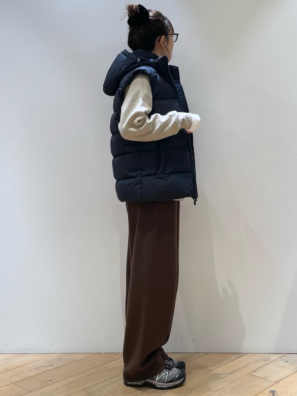 ベージュ系のトートバッグ、ブラウン系のその他パンツ、ベージュ系のニット/セーターを着用したレディースの冬コーディネートの4枚目の写真