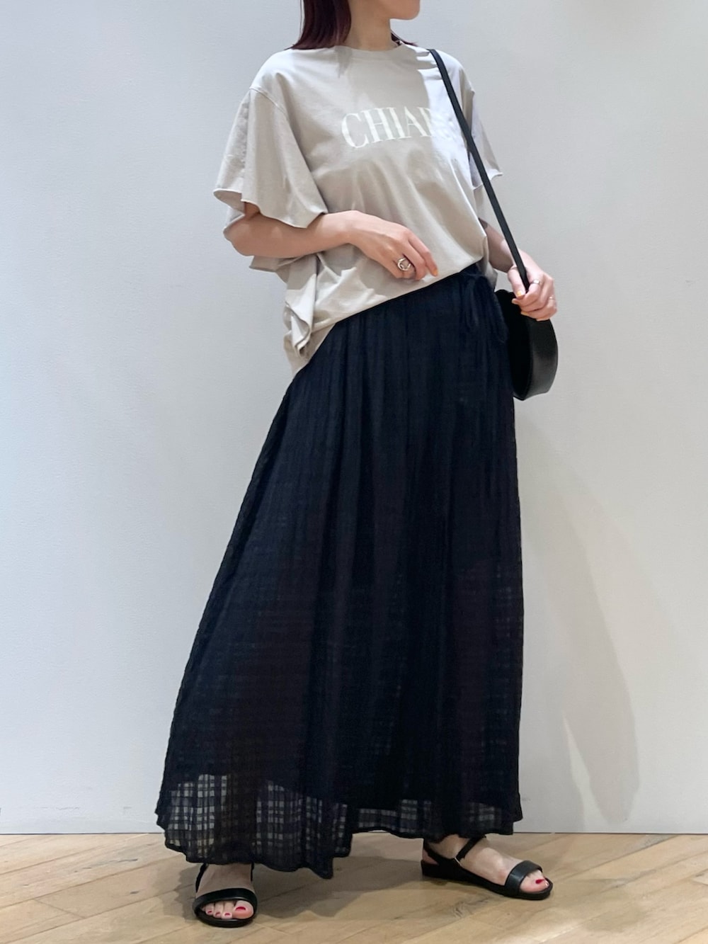 「Tシャツ、ロゴT、スカート、大人カジュアル、大人かわいい、休日スタイル、夏コーデ、おでかけコーデ、旅行コーデ、デートコーデ、きれいめカジュアル、ママコーデ、ママファッション、30代コーデ、30代ファッション」｜「MICA&DEALの＜別注＞【MICA&DEAL /マイカアンドディール】ロゴTシャツ / フレアスリーブ（Tシャツ/カットソー、ベージュ系）」を使った、ひかりさん（骨格ストレート・レディース・162cm）の夏コーディネートの2枚目の写真