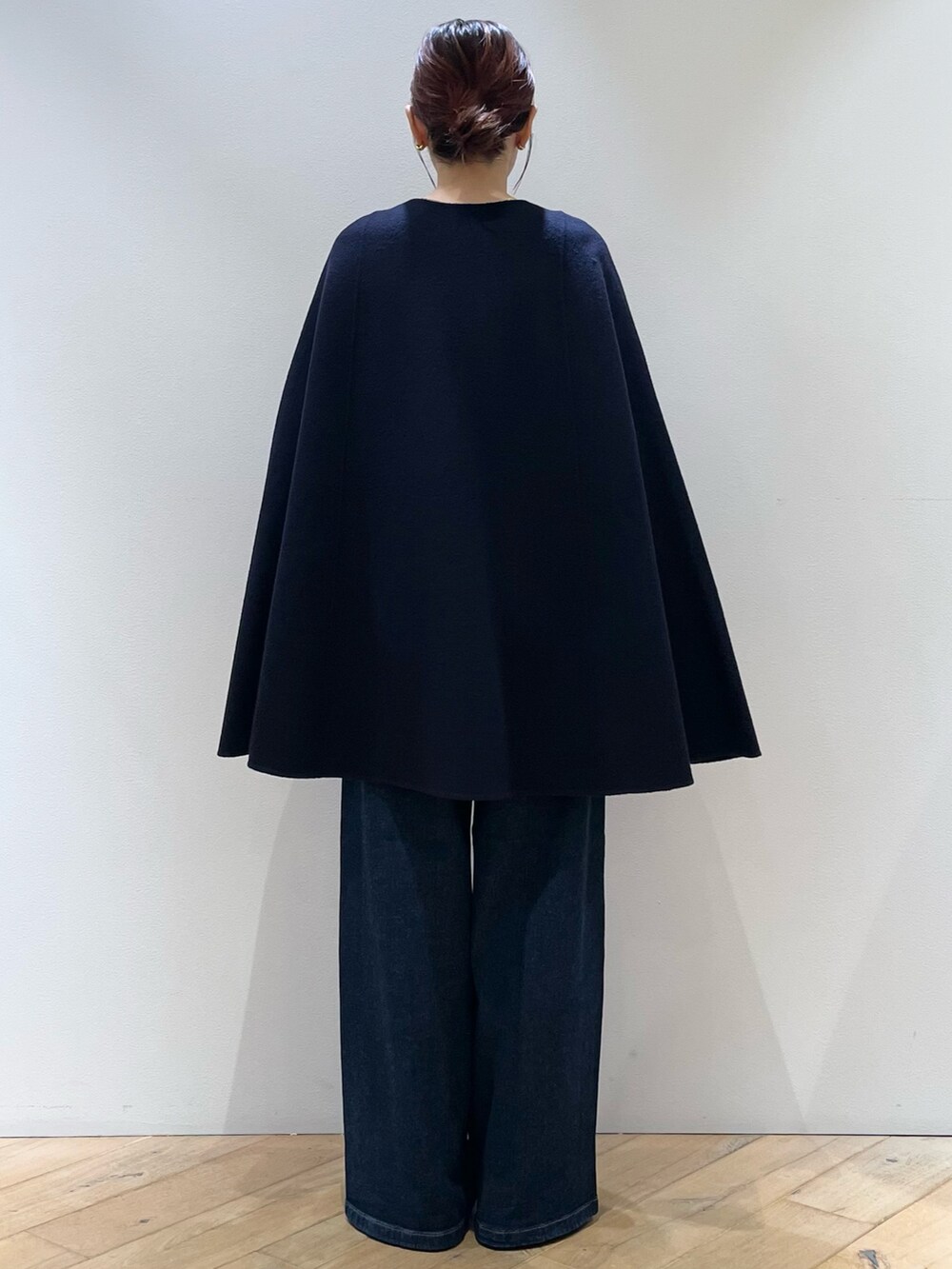 レッド系のニット/セーター、ブルー系のデニムパンツ、ブラック系のローファーを着用したレディースの秋コーディネートの4枚目の写真
