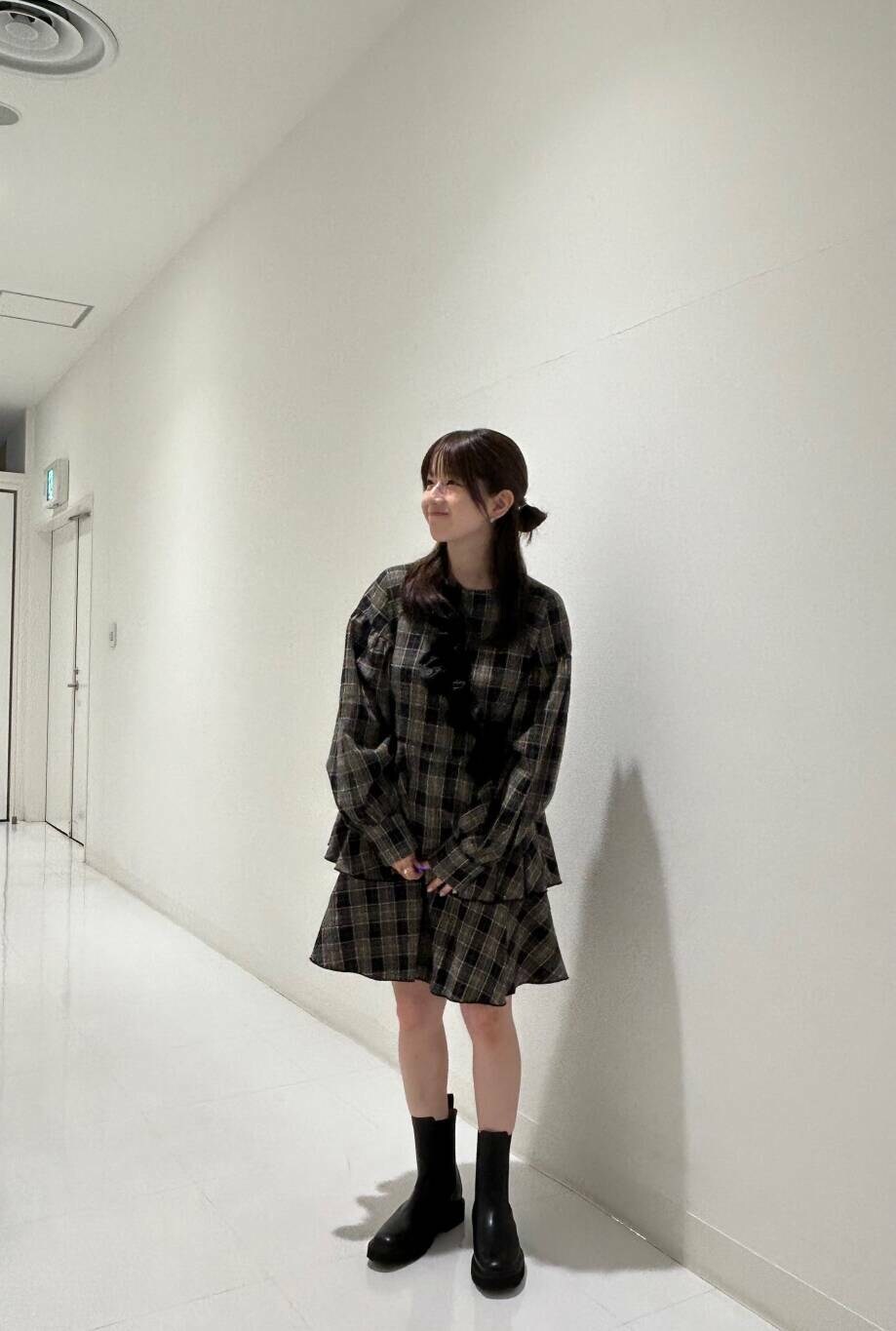 ブラック系のブーツ、ブラック系のワンピース、ブラック系のその他小物を着用したレディースの秋コーディネートの2枚目の写真