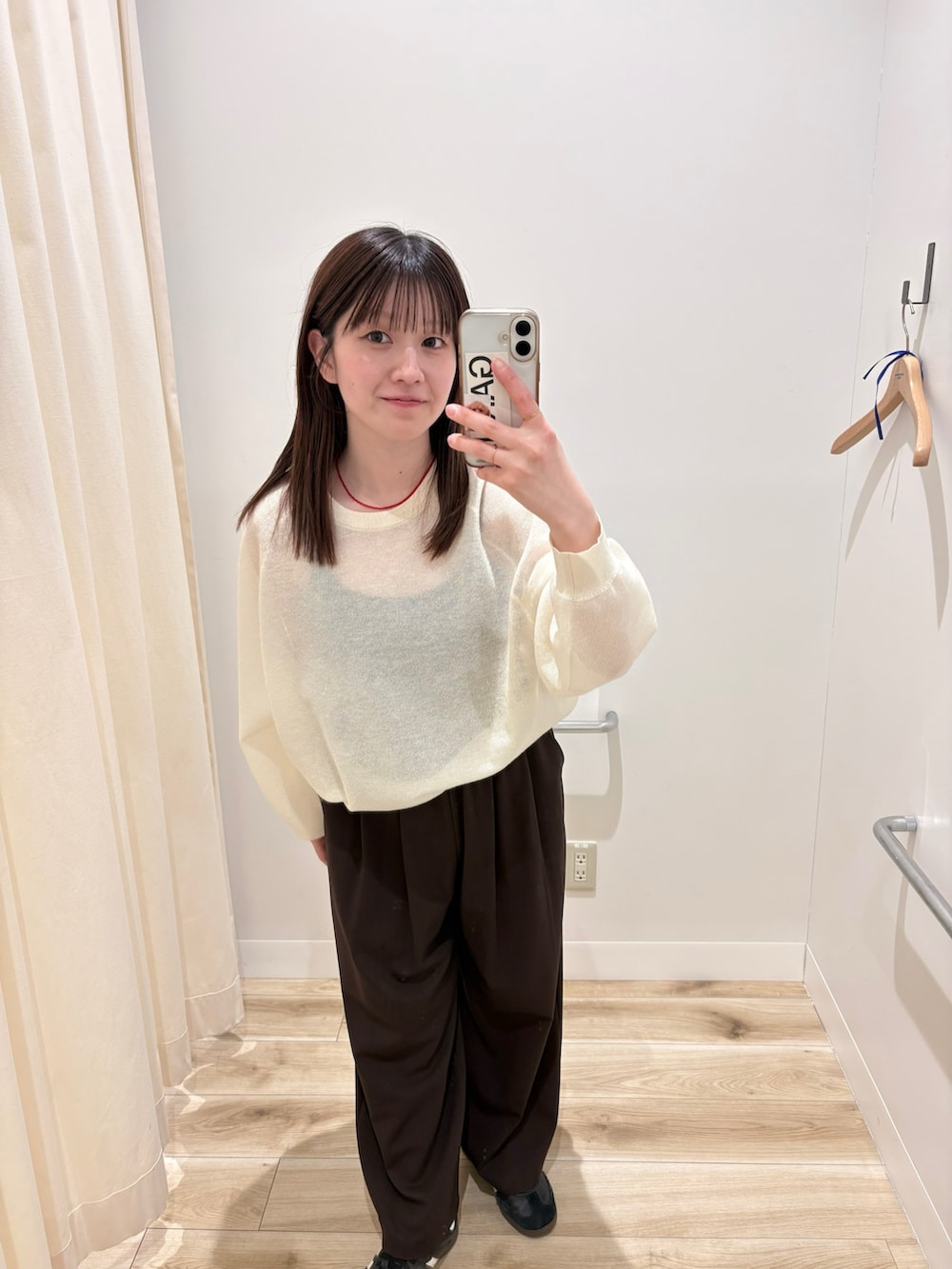 ブラウン系のその他パンツ、グレー系のキャミソールを着用したレディースの冬コーディネートの2枚目の写真