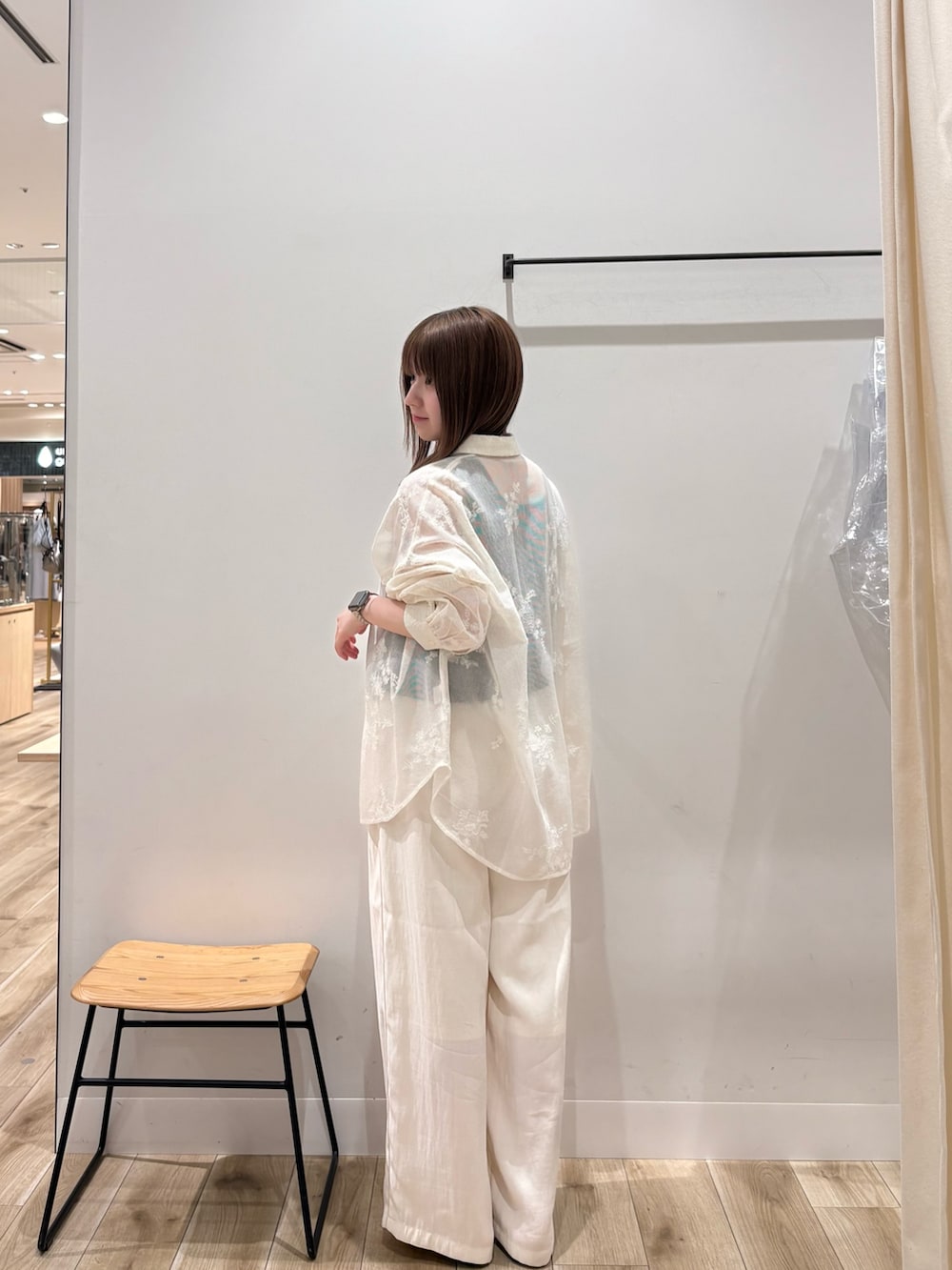 ブラウン系のタンクトップ、ホワイト系のその他パンツ、ブラック系のバレエシューズを着用したレディースの春コーディネートの2枚目の写真