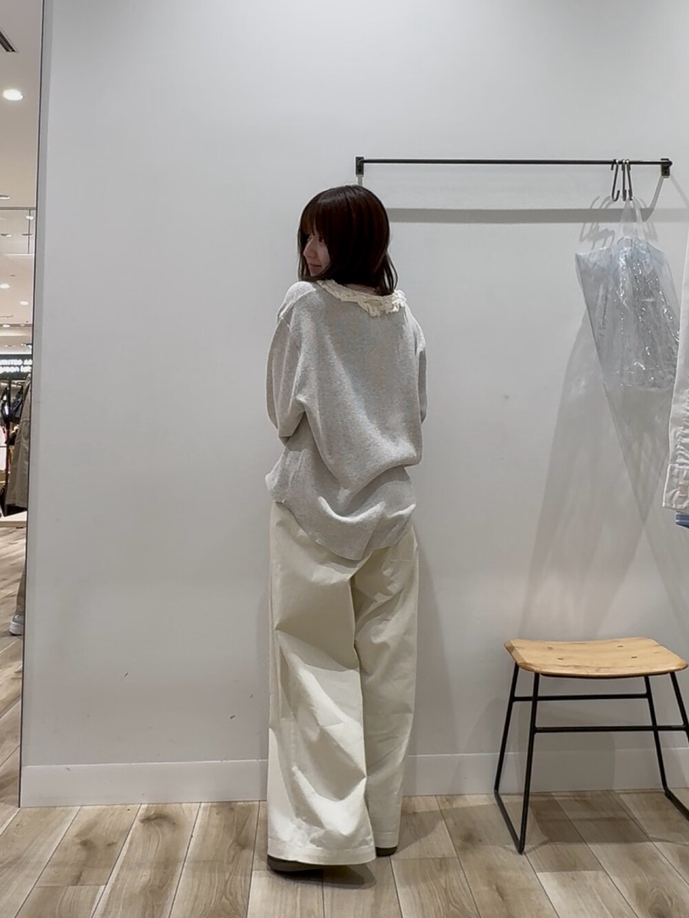 ベージュ系のTシャツ/カットソー、ホワイト系のその他パンツを着用したレディースの春コーディネートの2枚目の写真