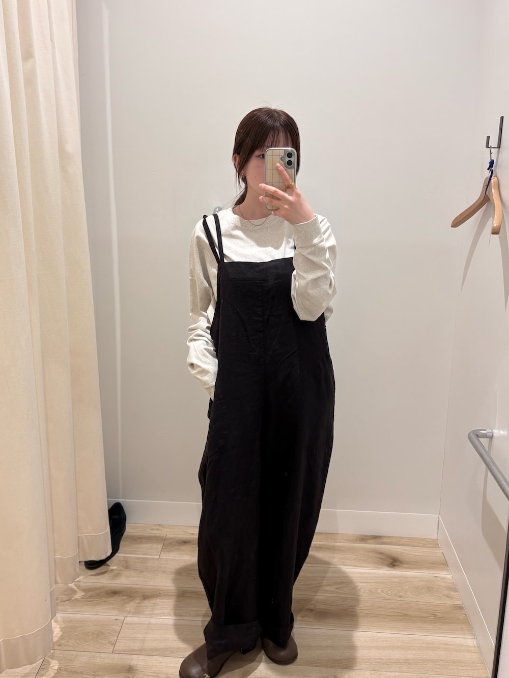 ブラック系のサロペット/オーバーオール、グレー系のTシャツ/カットソーを着用したレディースの春コーディネートの2枚目の写真