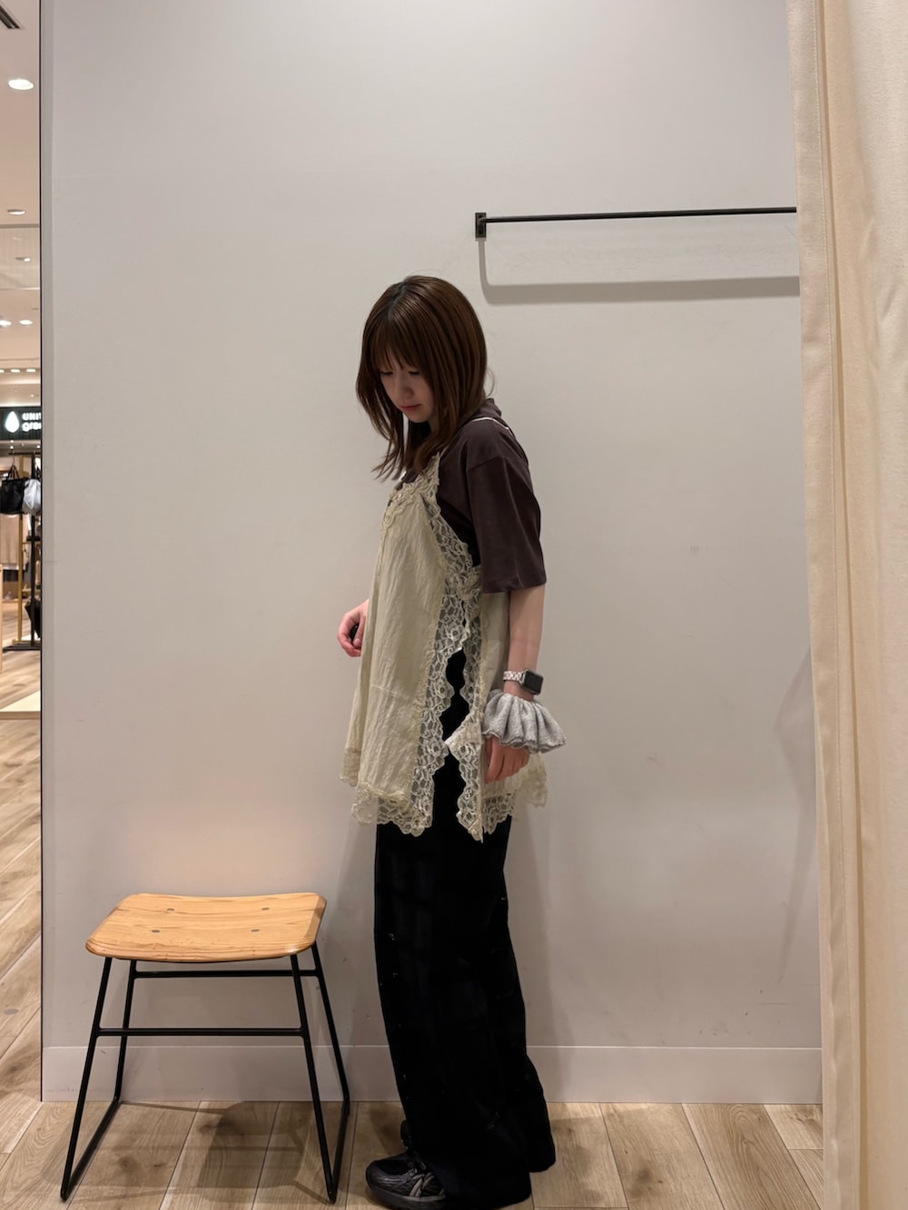 ベージュ系のキャミソール、ブラウン系のTシャツ/カットソー、ブラック系のその他パンツを着用したレディースの夏コーディネートの3枚目の写真