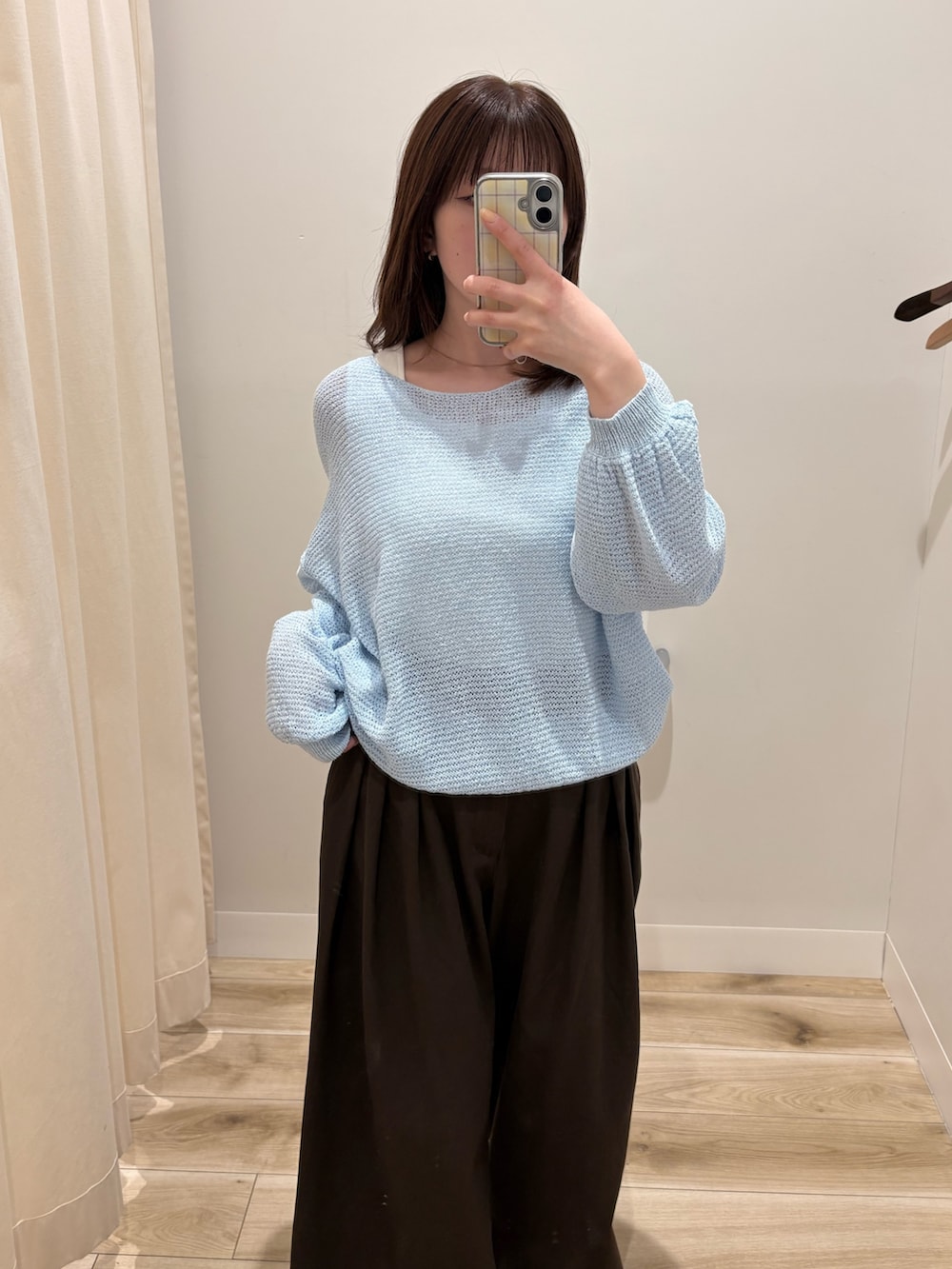 ホワイト系のタンクトップ、ブルー系のニット/セーター、ブラウン系のその他パンツを着用したレディースの春コーディネートの3枚目の写真