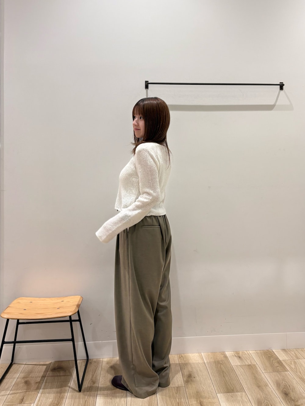 ホワイト系のカーディガン/ボレロ、ベージュ系のその他パンツを着用したレディースの秋コーディネートの2枚目の写真