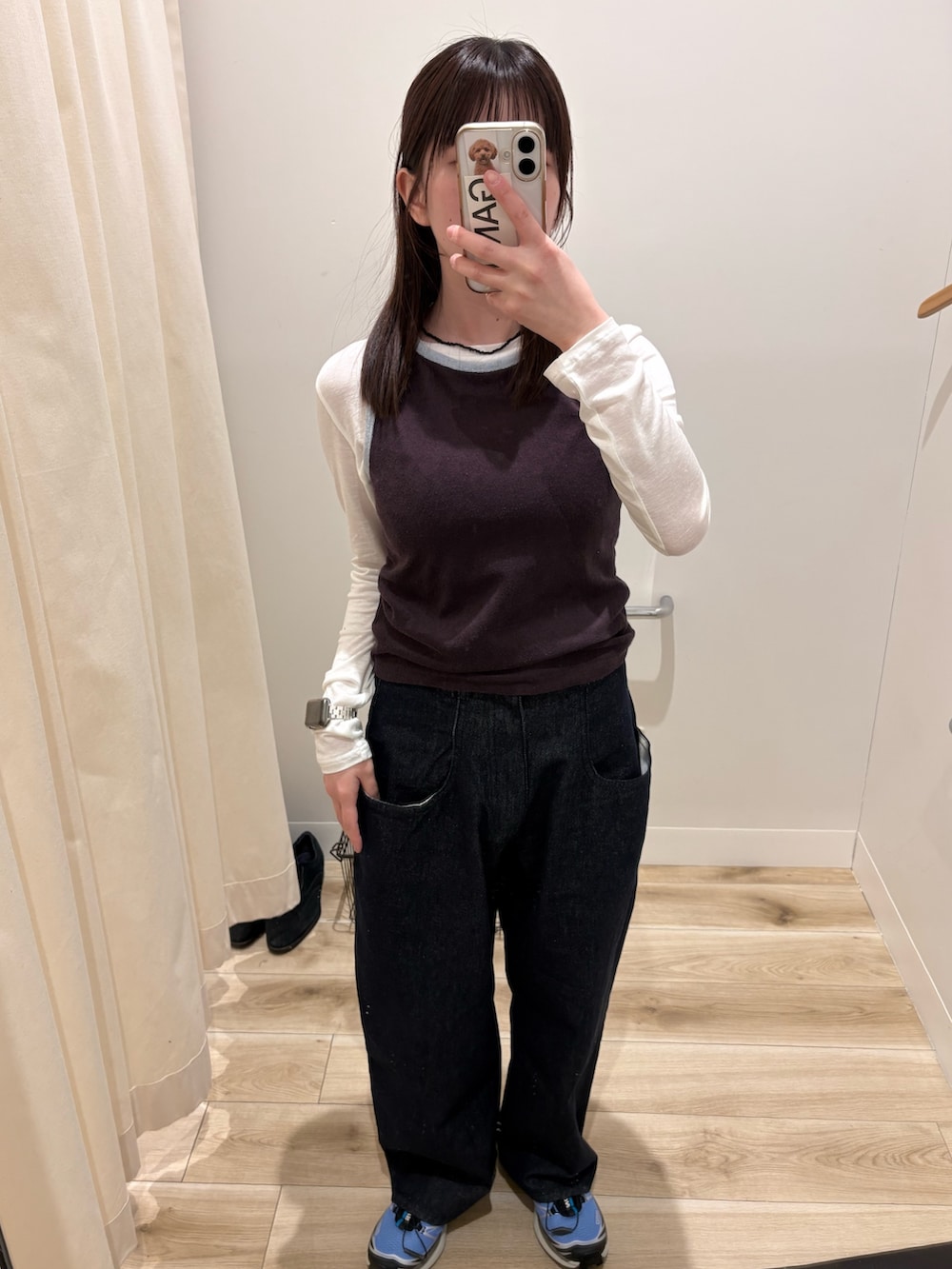 ブラウン系のタンクトップ、ホワイト系のTシャツ/カットソー、ブルー系のデニムパンツを着用したレディースの冬コーディネートの2枚目の写真