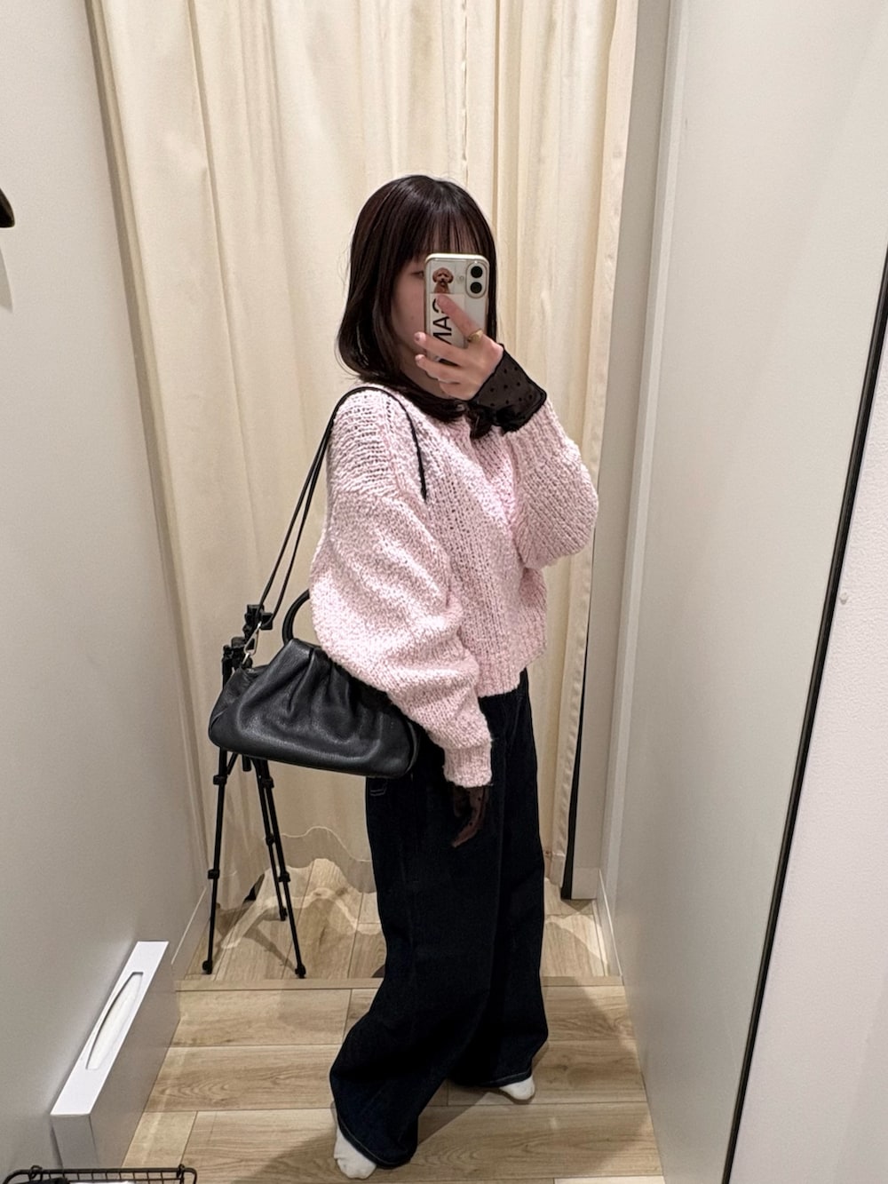 ピンク系のニット/セーター、ブラック系のTシャツ/カットソー、ブルー系のデニムパンツを着用したレディースの冬コーディネートの2枚目の写真