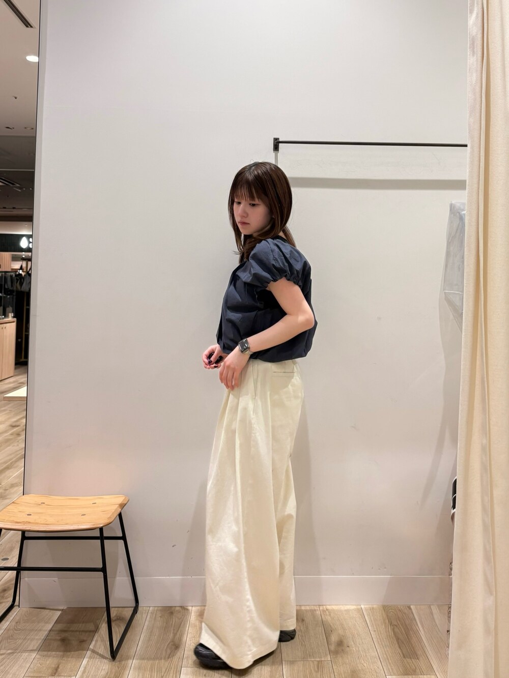 グレー系のシャツ/ブラウス、ホワイト系のその他パンツを着用したレディースの春コーディネートの2枚目の写真