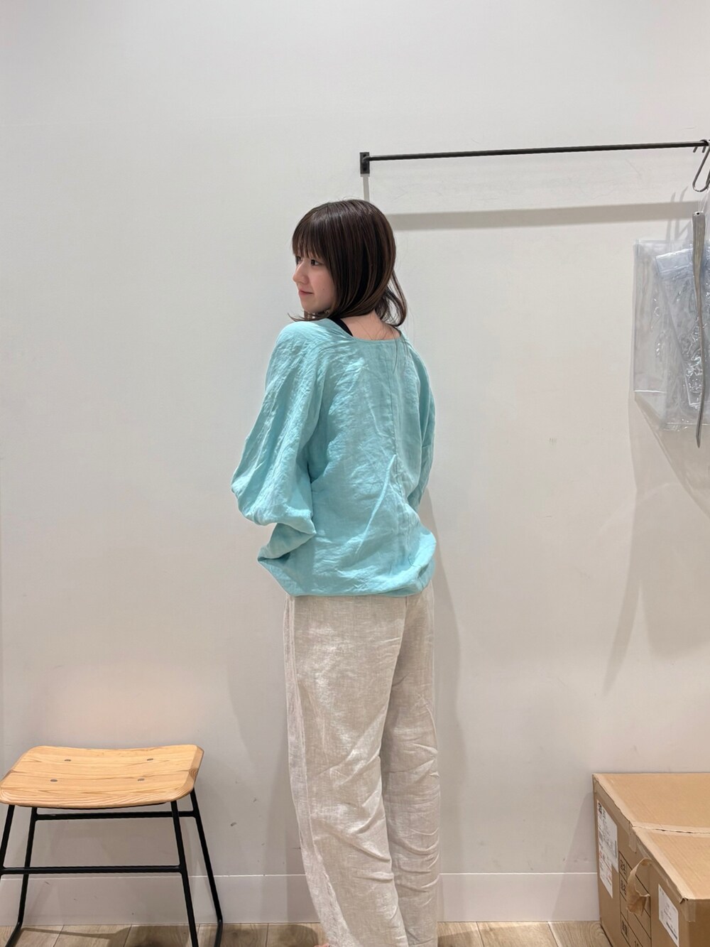 グリーン系のシャツ/ブラウス、ベージュ系のその他パンツ、ブラック系のサンダルを着用したレディースの春コーディネートの2枚目の写真