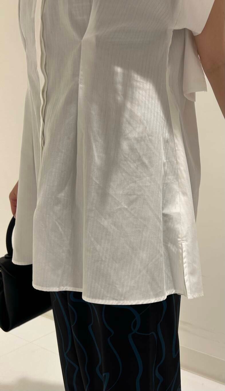 ブルー系のその他パンツ、ブラック系のサンダル、ホワイト系のシャツ/ブラウスを着用したレディースの夏コーディネートの4枚目の写真