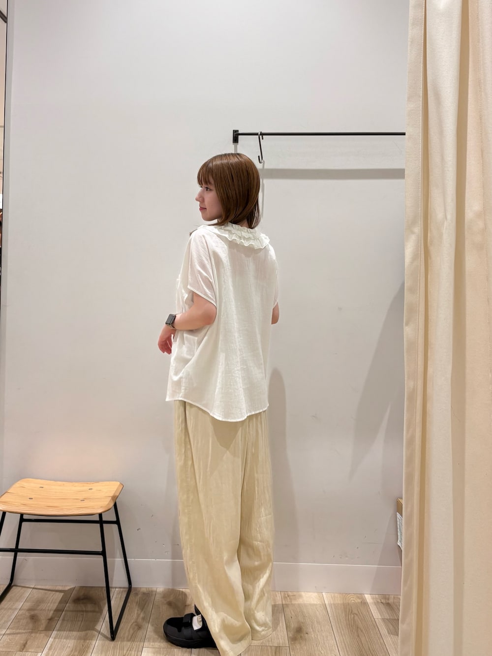 ホワイト系のシャツ/ブラウス、ホワイト系のその他パンツ、ブラック系のサンダルを着用したレディースの夏コーディネートの2枚目の写真
