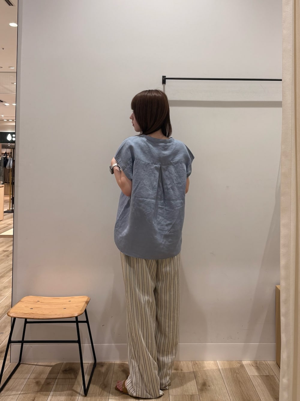 ブルー系のシャツ/ブラウス、ベージュ系のその他パンツ、イエロー系のサンダルを着用したレディースの夏コーディネートの2枚目の写真