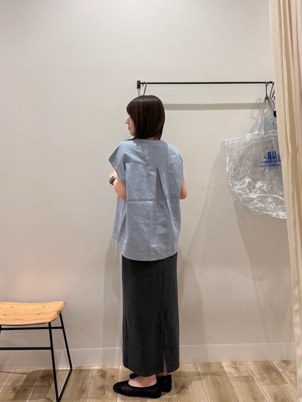 ブルー系のシャツ/ブラウス、グレー系のワンピース、ブラック系のバレエシューズを着用したレディースの夏コーディネートの2枚目の写真