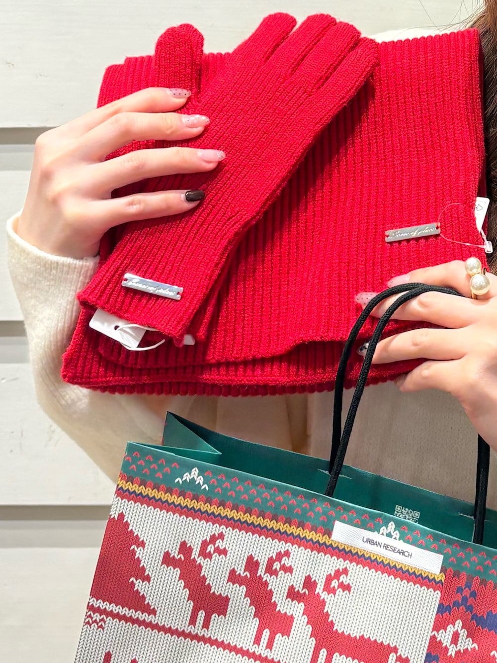 ホワイト系のワンピース、レッド系の手袋、レッド系のマフラーを着用したレディースの冬コーディネートの2枚目の写真