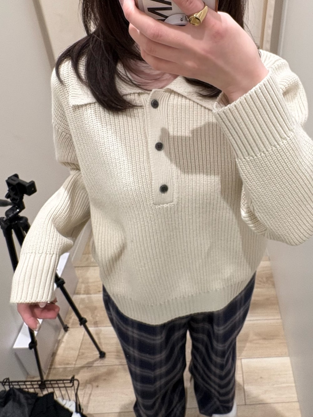 ホワイト系のニット/セーター、ブルー系のその他パンツを着用したレディースの冬コーディネートの2枚目の写真