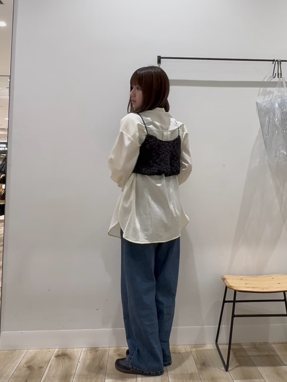 ホワイト系のシャツ/ブラウス、ブルー系のデニムパンツを着用したレディースの春コーディネートの2枚目の写真