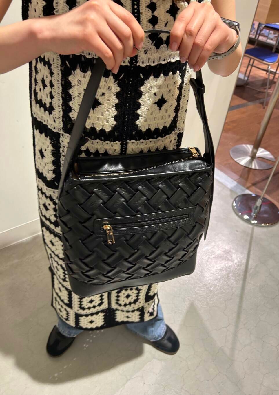 ブルー系のデニムパンツ、ホワイト系のTシャツ/カットソー、ブラック系のトートバッグを着用したレディースの夏コーディネートの3枚目の写真