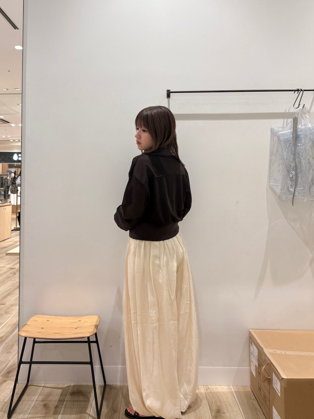 ブラウン系のシャツ/ブラウス、ベージュ系のその他パンツ、ブラック系のサンダルを着用したレディースの春コーディネートの2枚目の写真