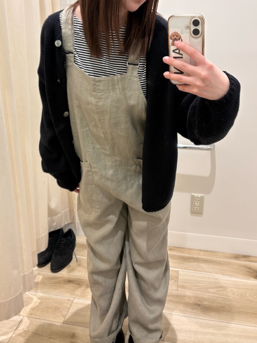 ブラック系のカーディガン/ボレロ、ブラック系のTシャツ/カットソーを着用したレディースの冬コーディネートの2枚目の写真