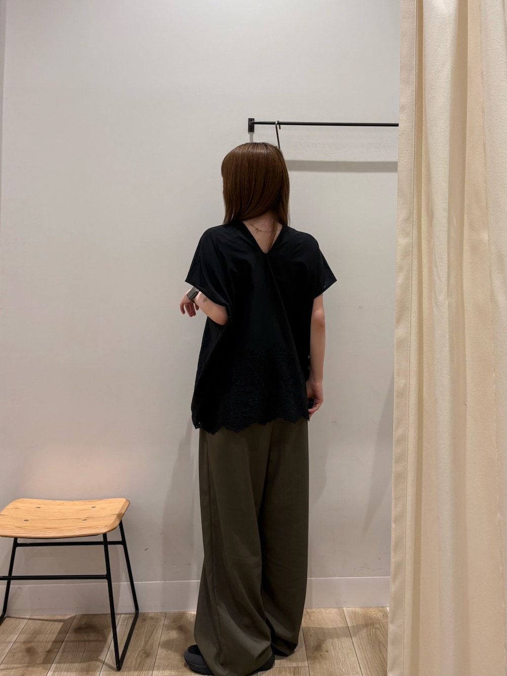 グリーン系のその他パンツ、ブラック系のサンダルを着用したレディースの夏コーディネートの2枚目の写真