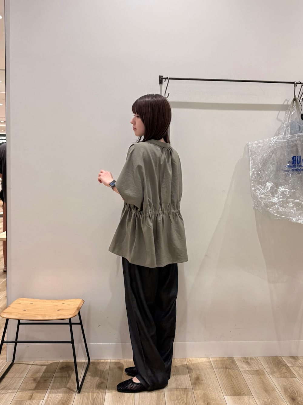 グリーン系のシャツ/ブラウス、ホワイト系のタンクトップ、ブラック系のデニムパンツを着用したレディースの夏コーディネートの2枚目の写真