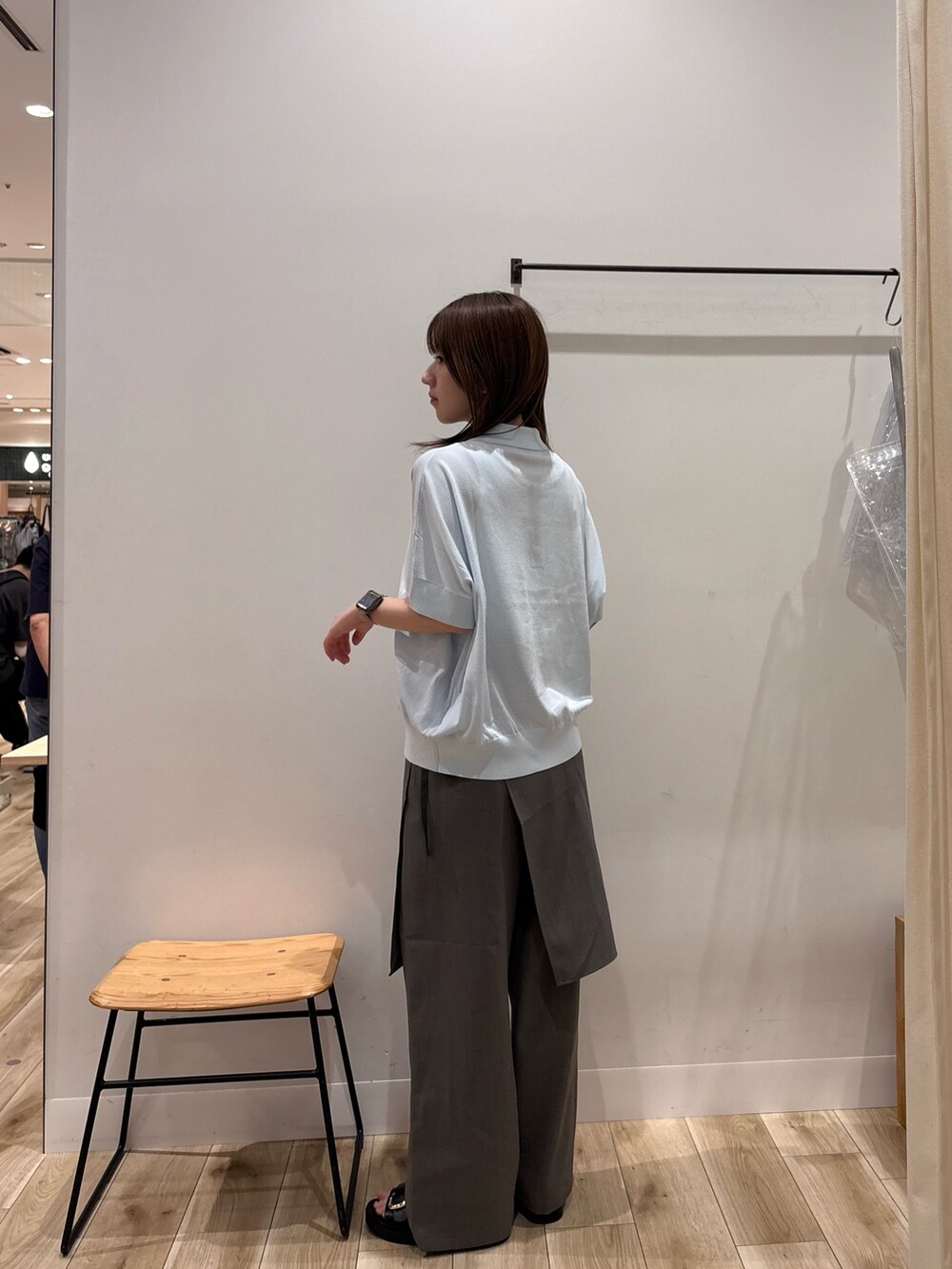 ブルー系のニット/セーター、グレー系のその他パンツ、ブラック系のサンダルを着用したレディースの夏コーディネートの2枚目の写真