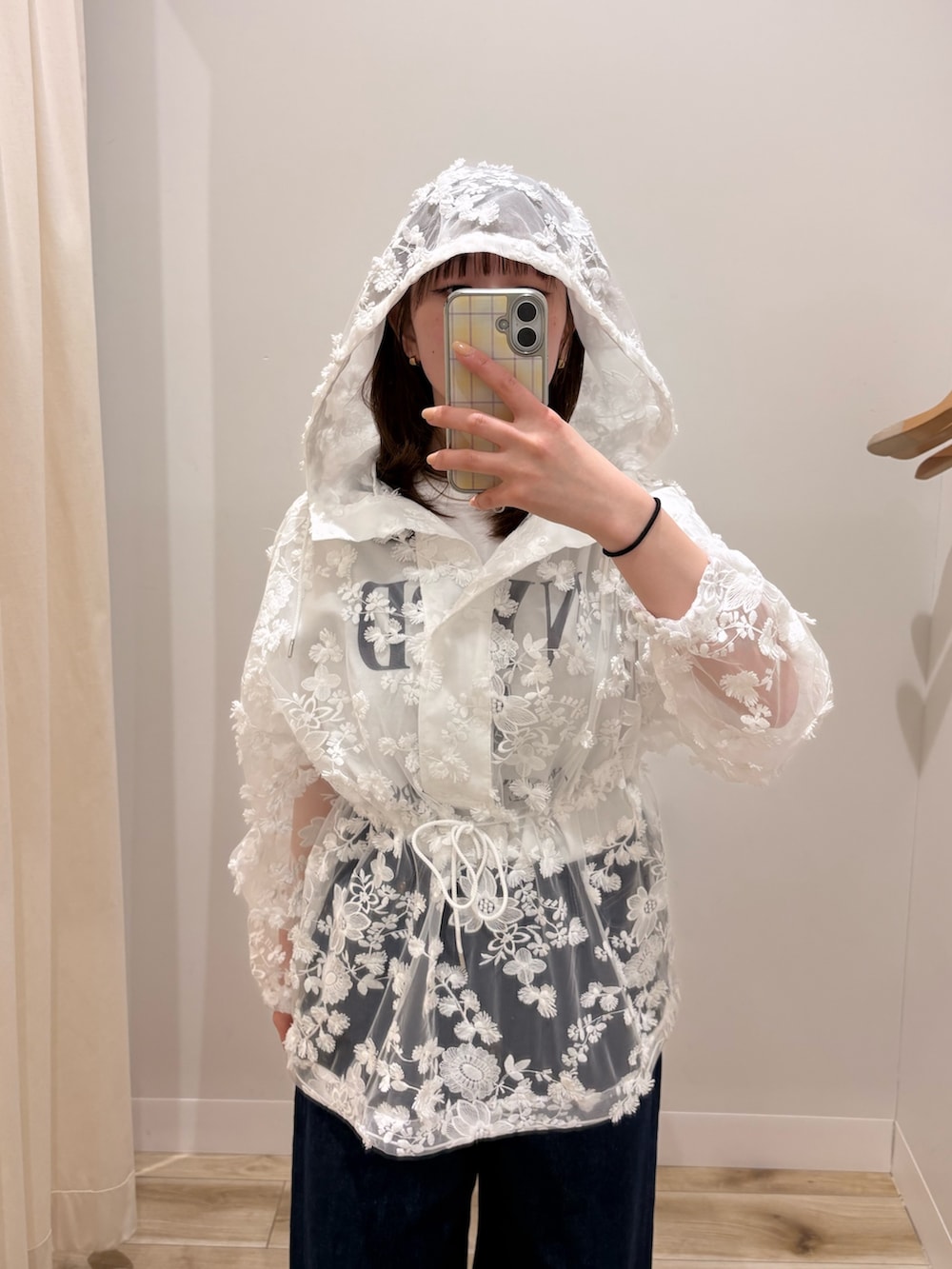 ブルー系のデニムパンツ、ホワイト系のパーカー、ホワイト系のTシャツ/カットソーを着用したレディースの春コーディネートの2枚目の写真