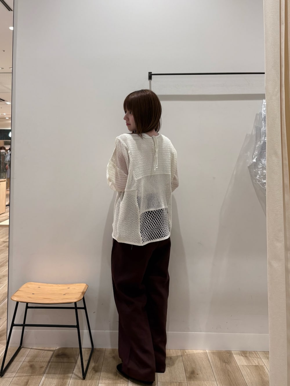 ホワイト系のタンクトップ、ホワイト系のニット/セーター、レッド系のその他パンツを着用したレディースの春コーディネートの2枚目の写真