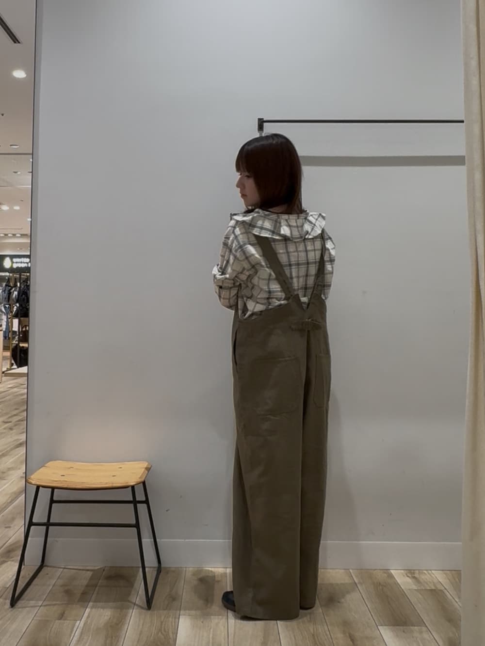 ブラック系のシャツ/ブラウスを着用したレディースの春コーディネートの3枚目の写真