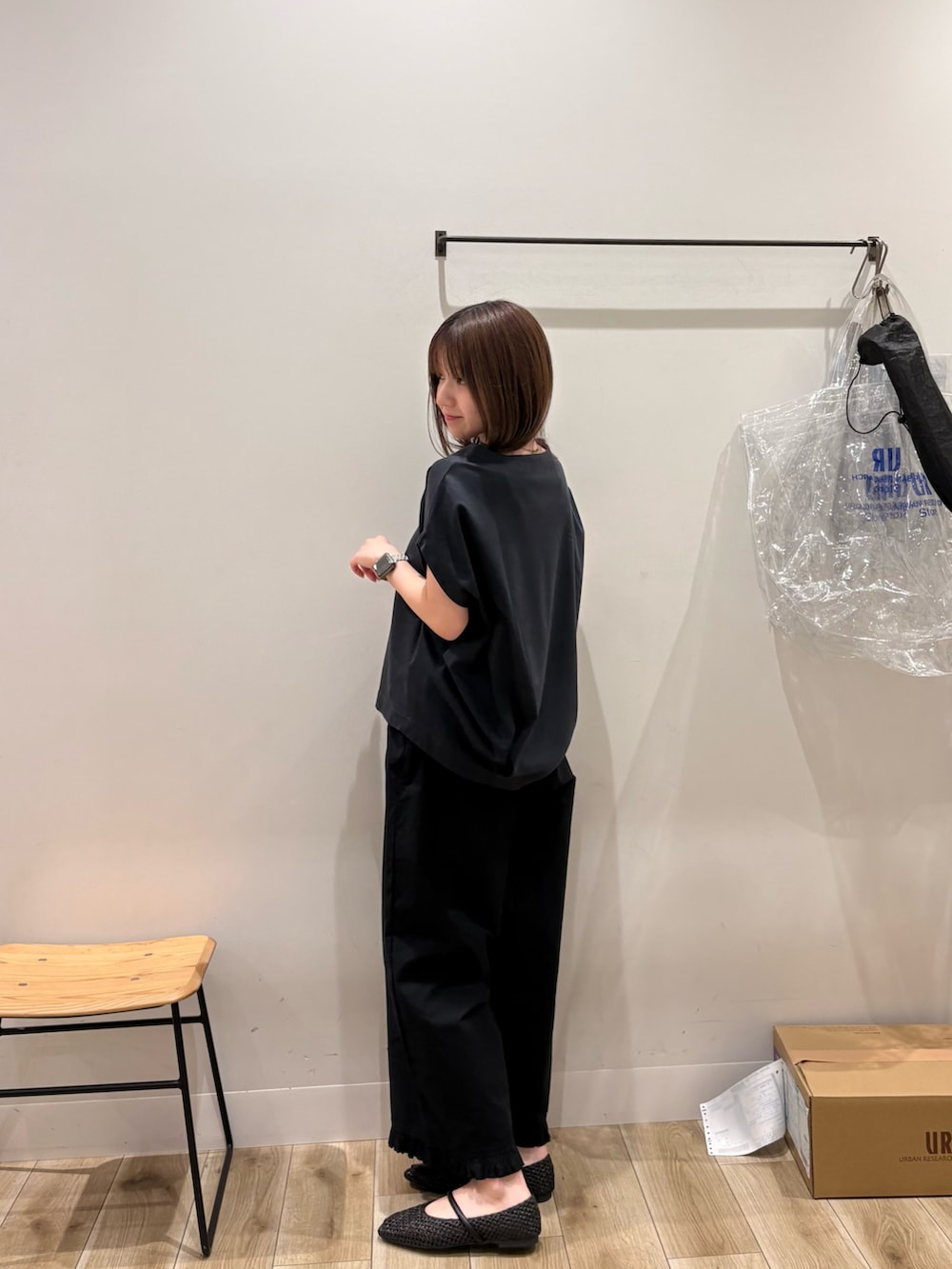 グレー系のTシャツ/カットソー、ブラック系のその他パンツ、ブラック系のバレエシューズを着用したレディースの夏コーディネートの2枚目の写真