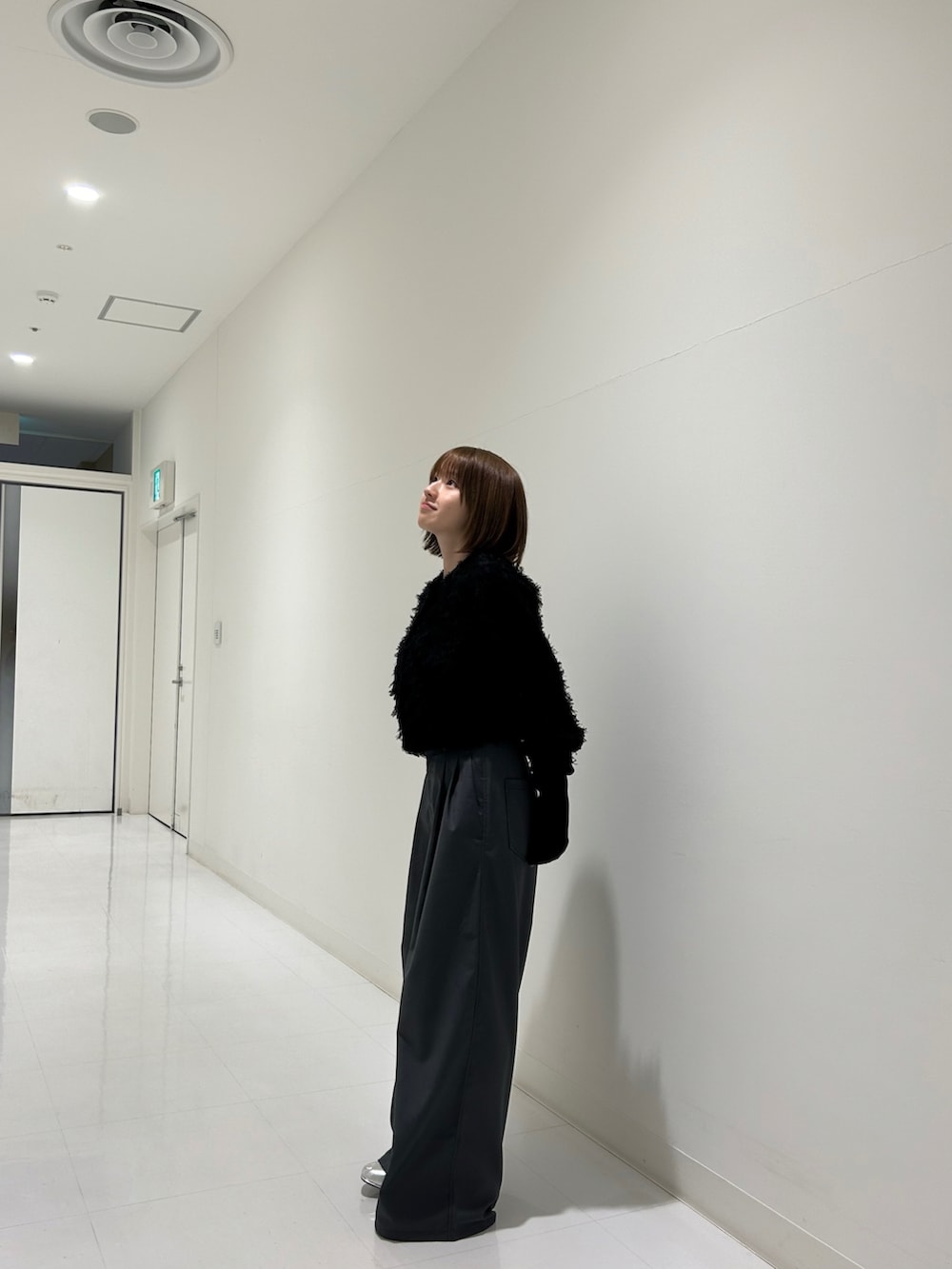 ブラック系のカーディガン/ボレロ、グレー系のその他パンツ、シルバー系のブーツを着用したレディースの秋コーディネートの2枚目の写真