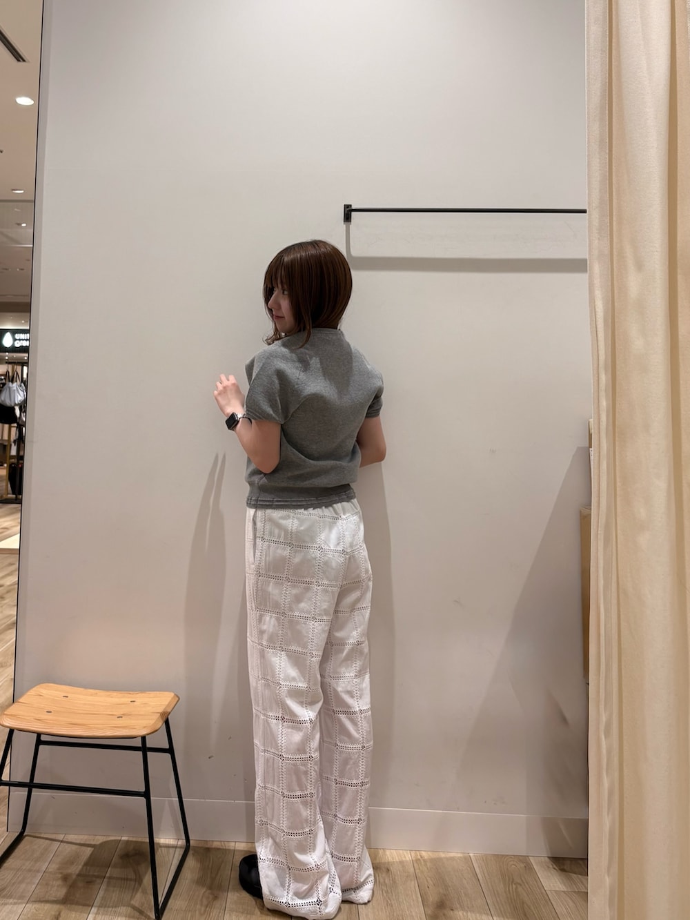 グレー系のニット/セーター、ホワイト系のその他パンツ、ブラック系のサンダルを着用したレディースの春コーディネートの2枚目の写真
