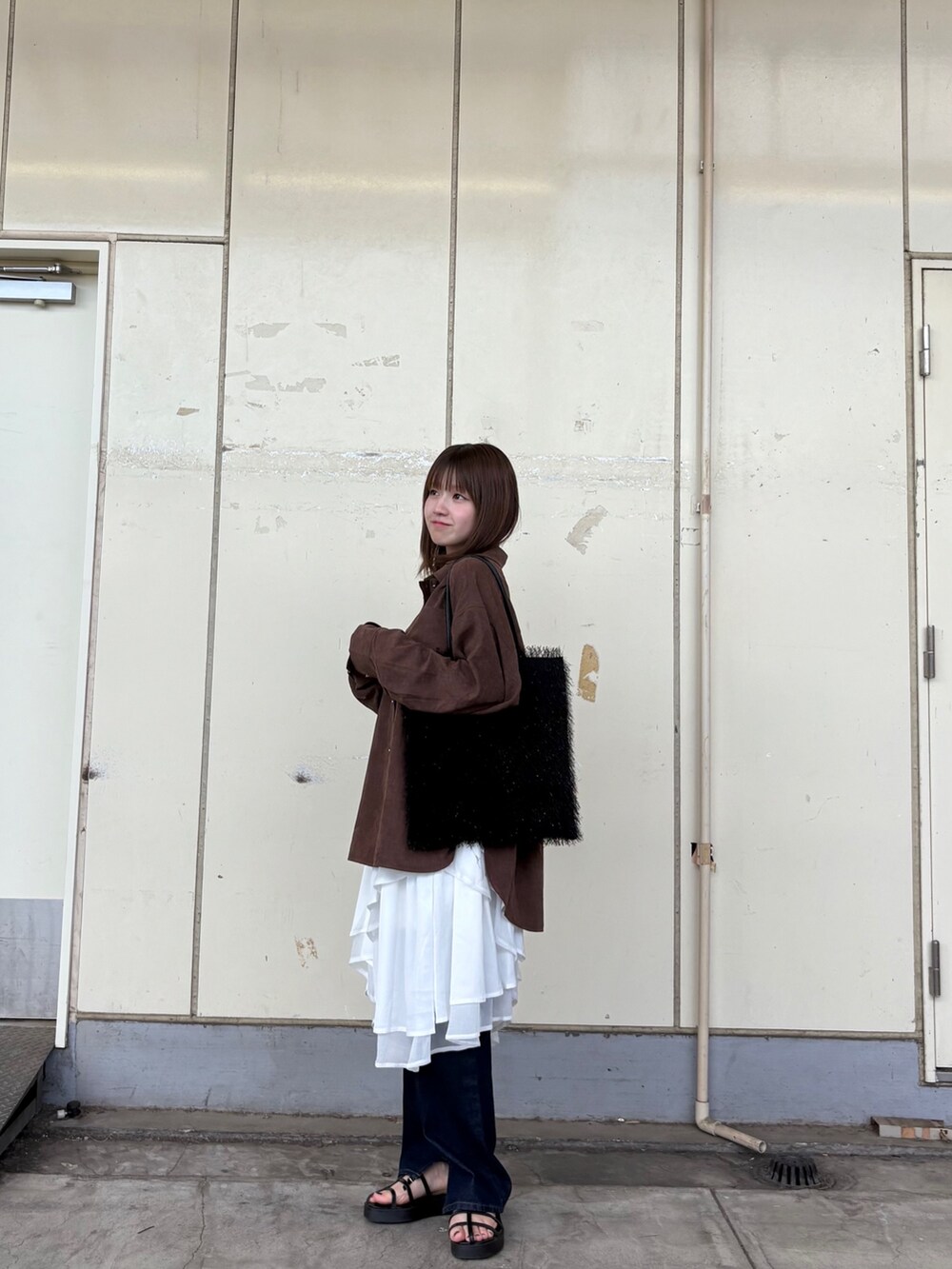 ホワイト系のスカート、ブラウン系のシャツ/ブラウス、ブルー系のその他パンツを着用したレディースの夏コーディネートの2枚目の写真