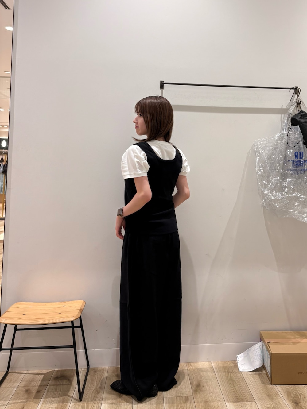 ホワイト系のTシャツ/カットソー、ブラック系のタンクトップ、ブラック系のその他パンツを着用したレディースの夏コーディネートの2枚目の写真