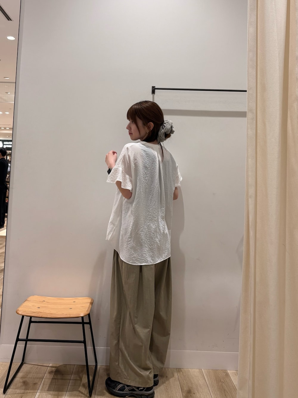 ホワイト系のシャツ/ブラウス、ベージュ系のその他パンツ、ブラック系のスニーカーを着用したレディースの夏コーディネートの2枚目の写真