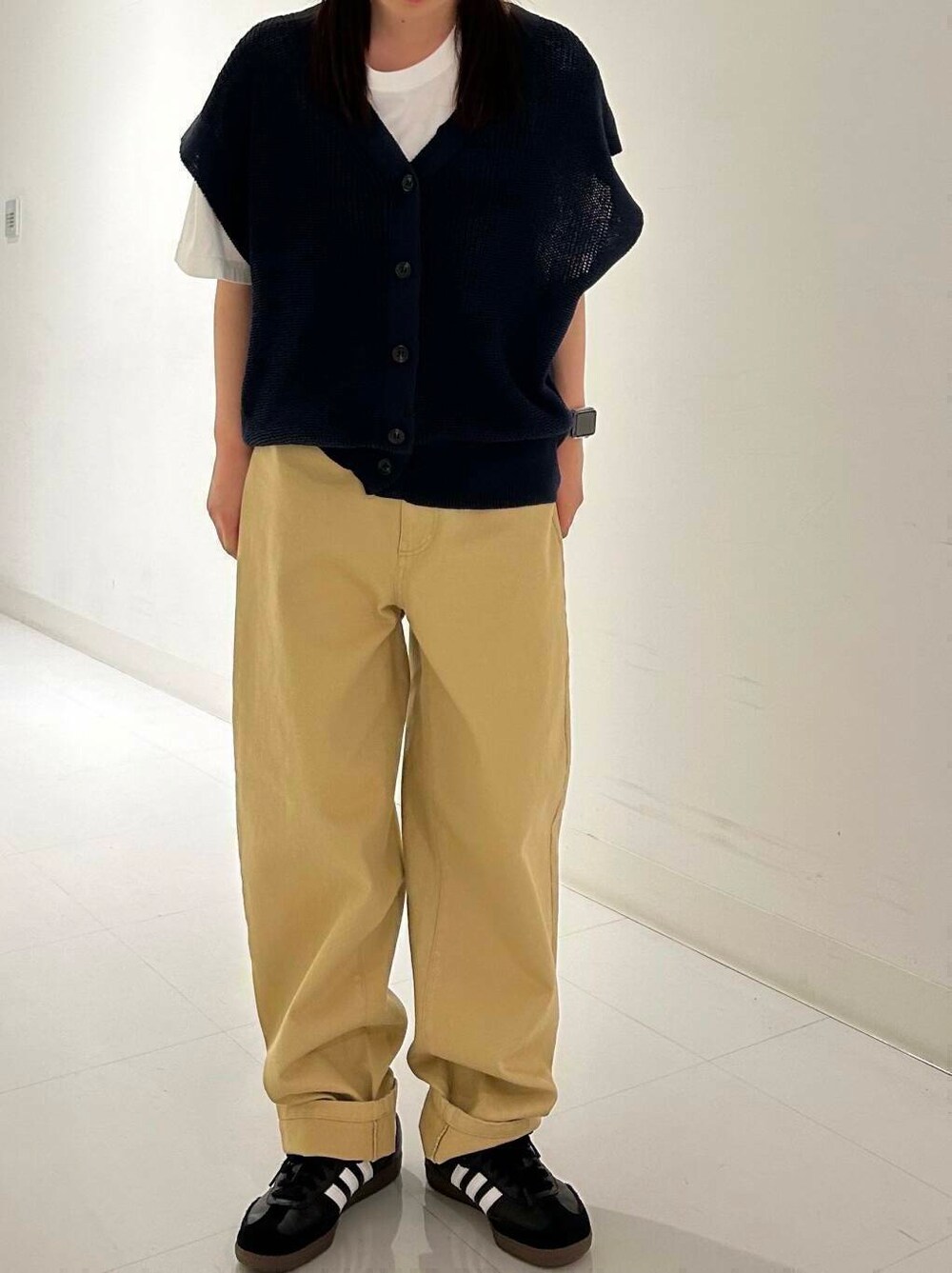 ブルー系のベスト、ホワイト系のTシャツ/カットソー、ベージュ系のその他パンツを着用したレディースの夏コーディネートの2枚目の写真