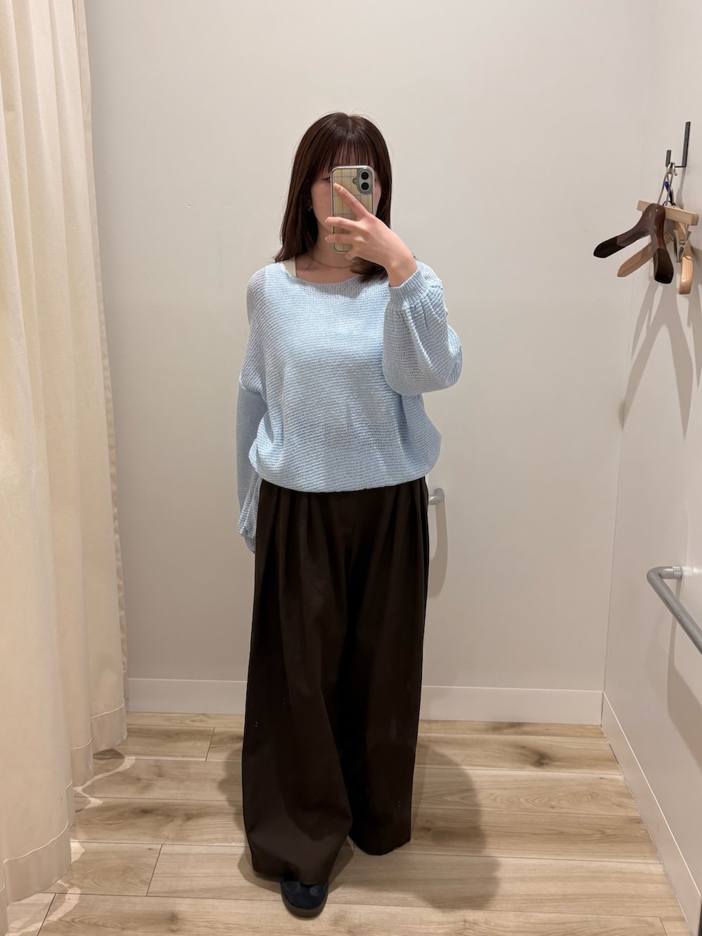 ホワイト系のタンクトップ、ブルー系のニット/セーター、ブラウン系のその他パンツを着用したレディースの春コーディネートの2枚目の写真