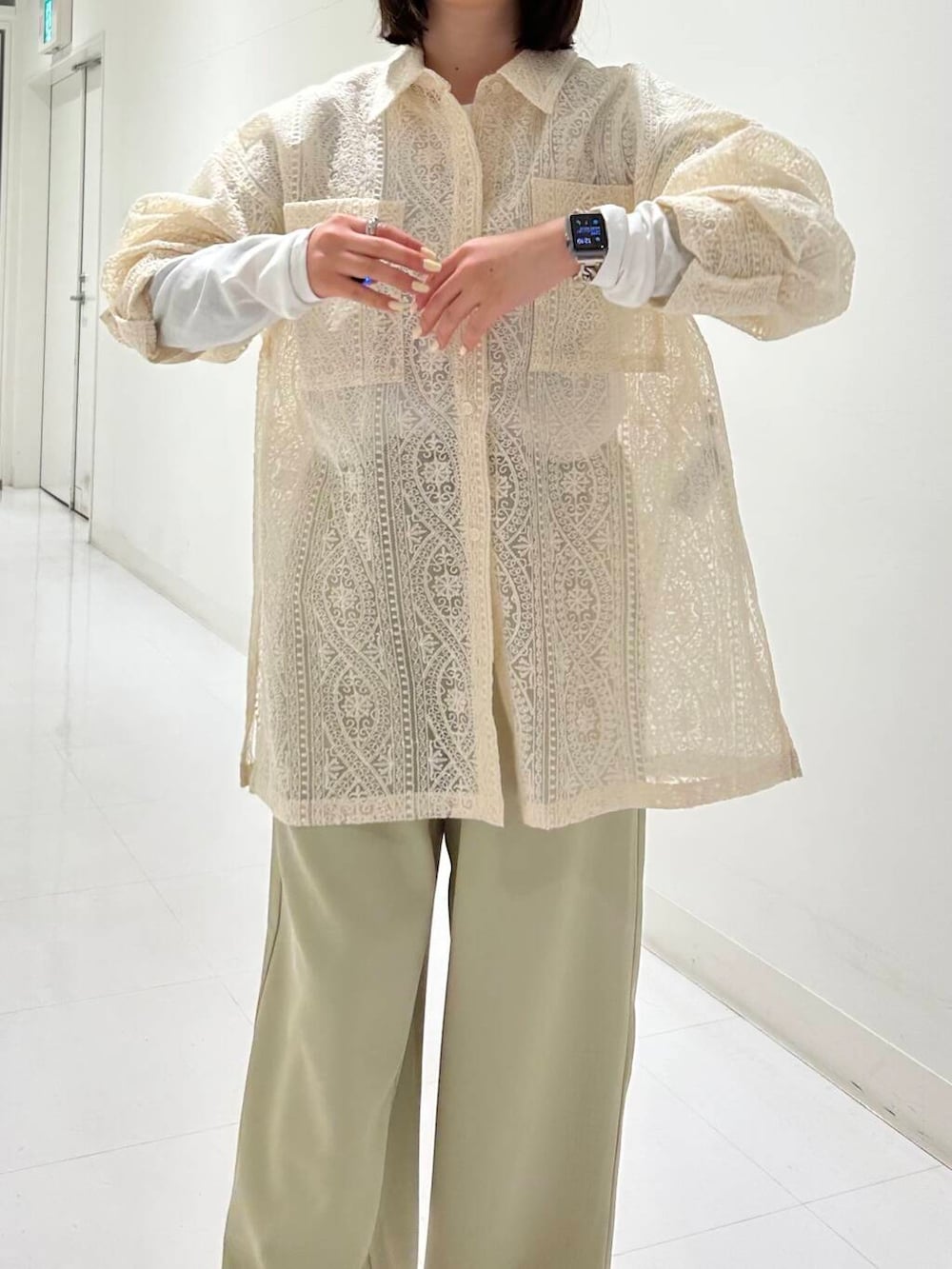 ホワイト系のTシャツ/カットソー、ホワイト系のシャツ/ブラウス、ベージュ系のその他パンツを着用したレディースの冬コーディネートの2枚目の写真