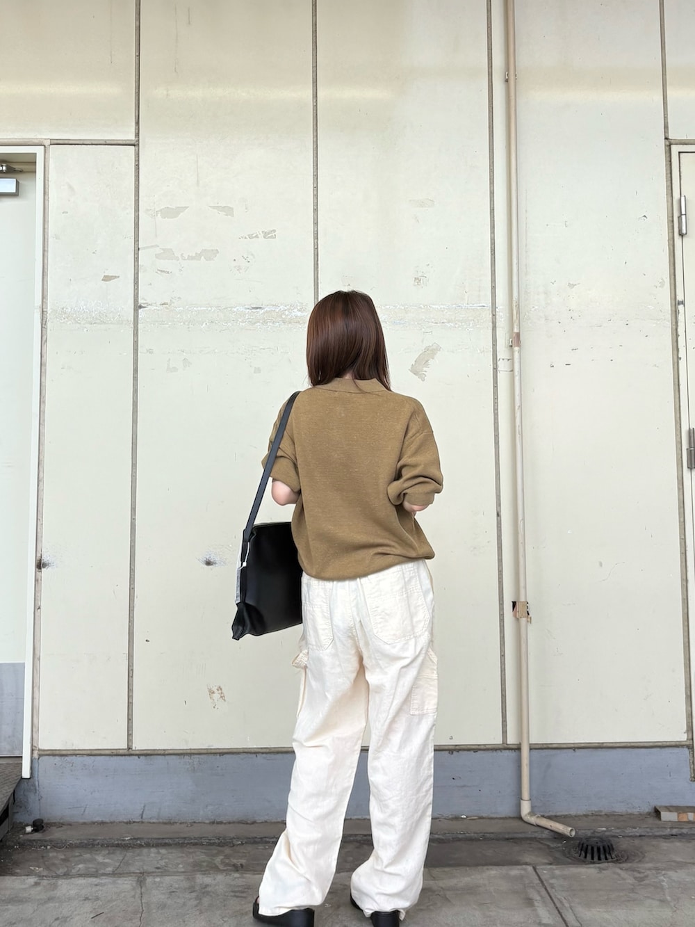 「私のイチ推しブランド、URBAN RESEARCH、URBAN RESEARCH DOORS、SENSEOFPLACE、今から使える秋の先取りコーデ、サンダル×秋アイテム、旅行コーデ、帰省コーデ、晩夏アイテム、秋カラー」|「URBAN RESEARCH DOORSのニットポロシャツ(ポロシャツ、グリーン系)」を使った、ななさん(レディース・156cm)の夏コーディネートの2枚目の写真