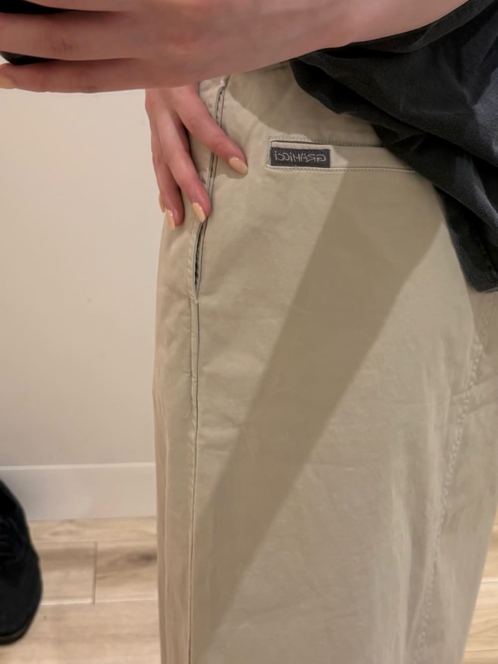 ブラック系のTシャツ/カットソー、ブラック系のスニーカーを着用したレディースの春コーディネートの2枚目の写真